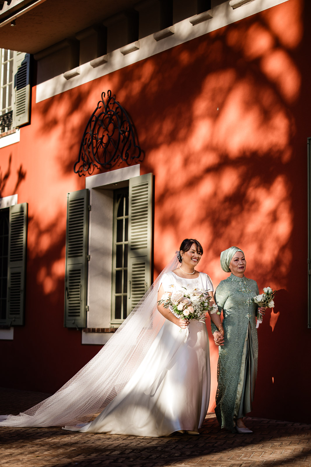 A bride and her mother walk to the wedding ceremony, at chateau de cremat wedding venue