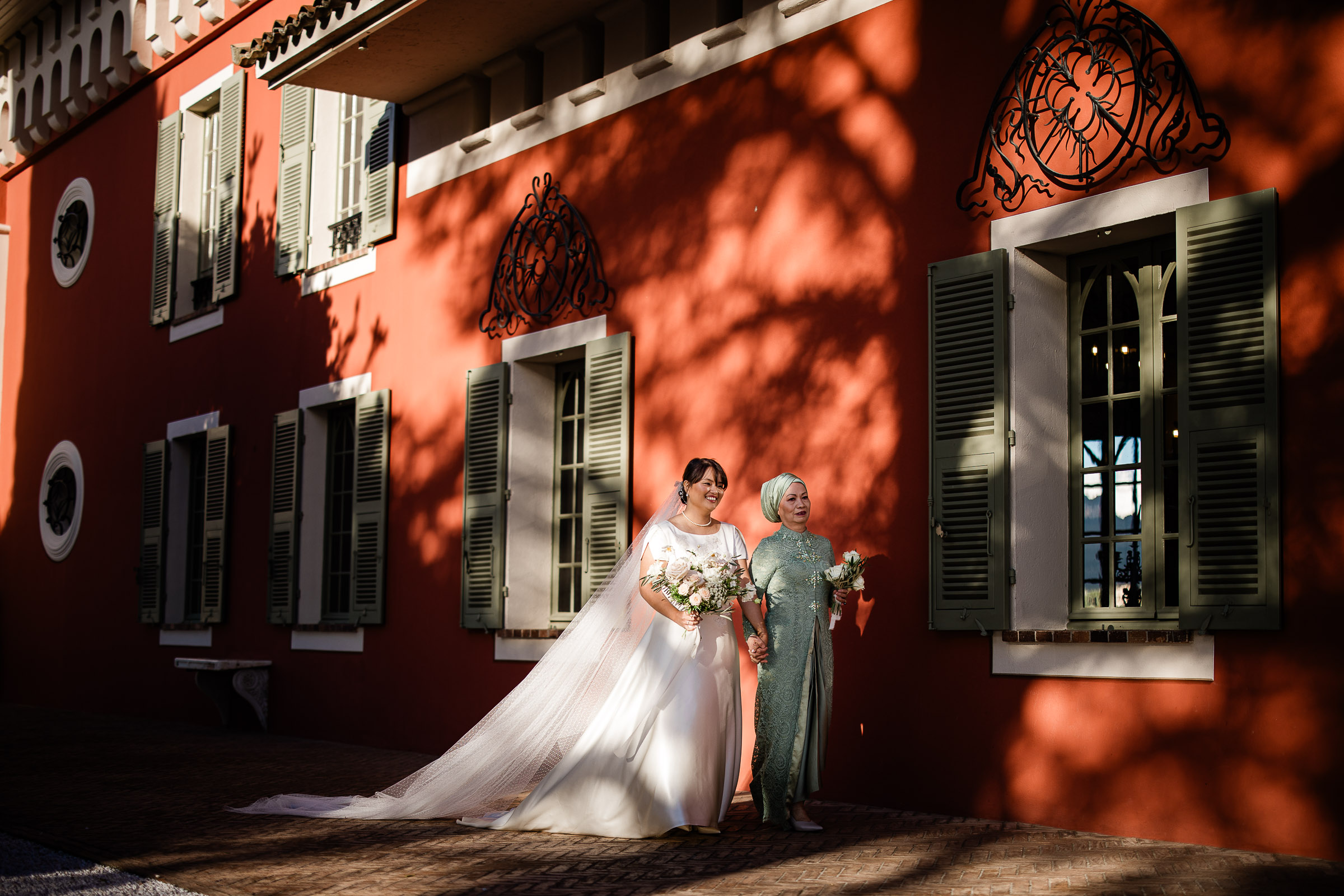 A bride and her mother walk to the wedding ceremony, at chateau de cremat wedding venue